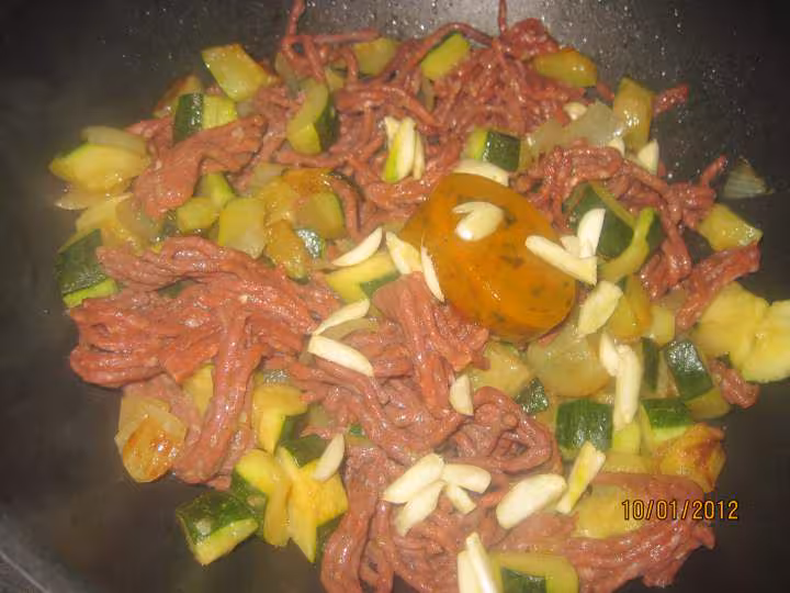 Sauter de cubes de courgettes au boeuf hache
