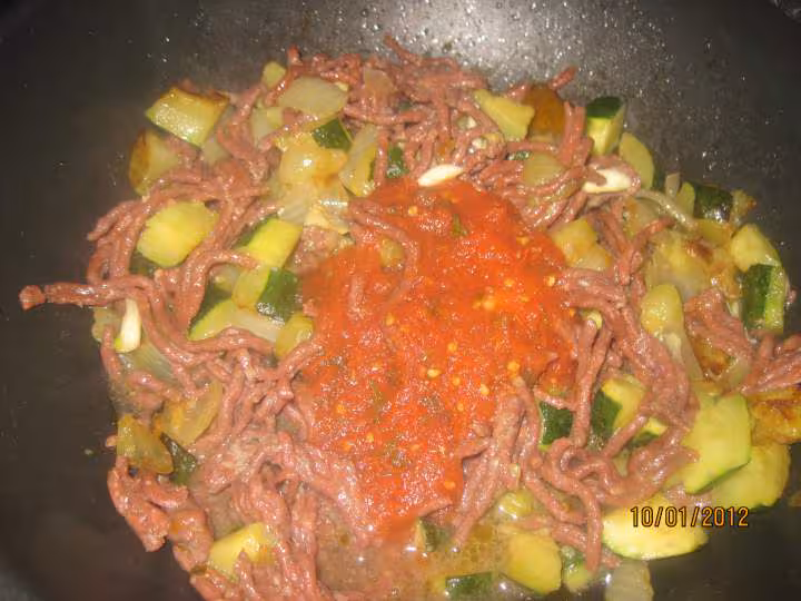 Sauter de cubes de courgettes au boeuf hache