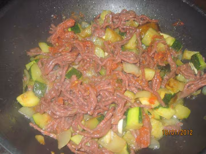 Sauter de cubes de courgettes au boeuf hache