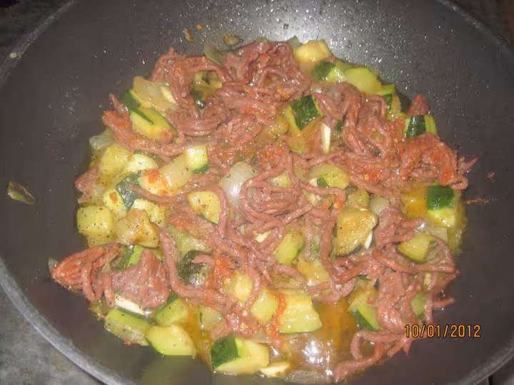 Sauter de cubes de courgettes au boeuf hache
