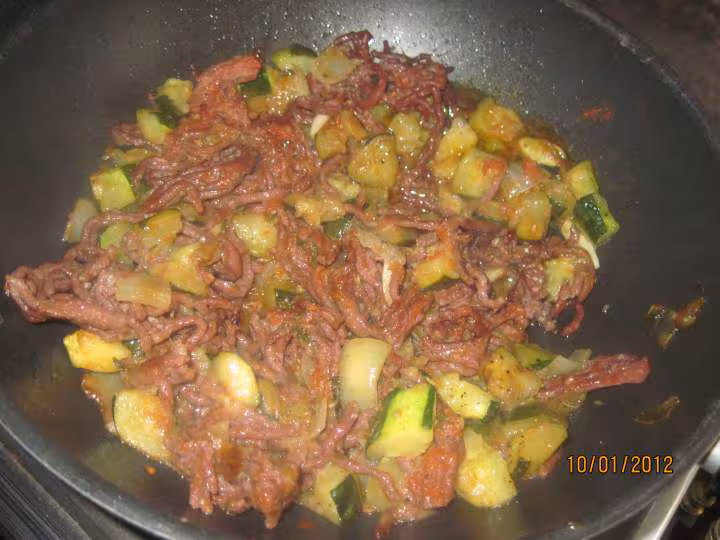 Sauter de cubes de courgettes au boeuf hache