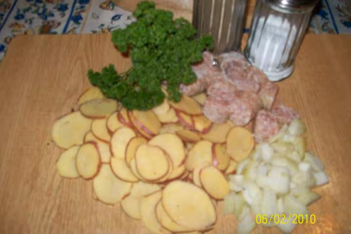 Sauter de pommes de terre rouges aux saucisses