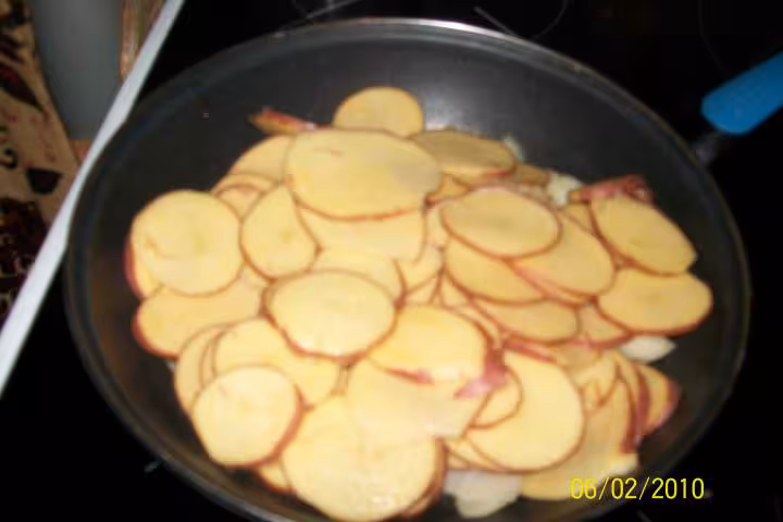 Sauter de pommes de terre rouges aux saucisses
