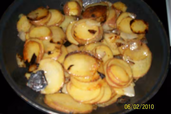 Sauter de pommes de terre rouges aux saucisses