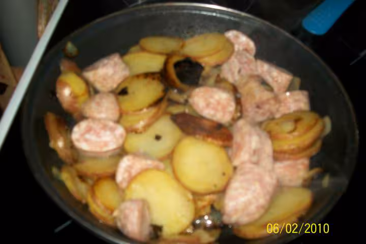 Sauter de pommes de terre rouges aux saucisses