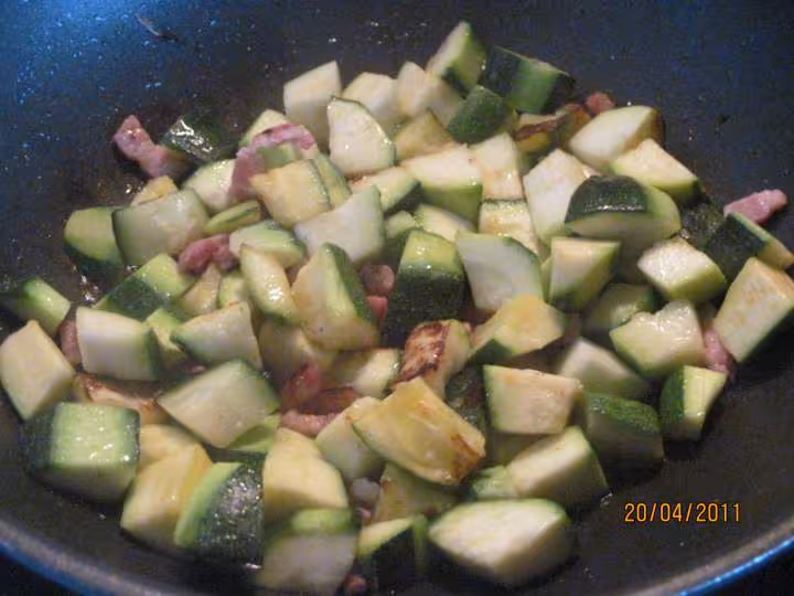 Sautes les cubes de courgettes aux echalotes