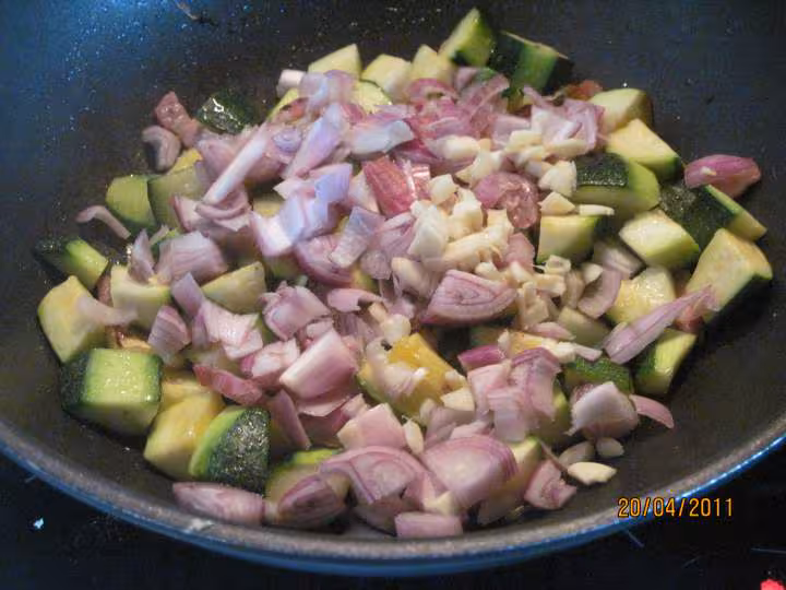Sautes les cubes de courgettes aux echalotes