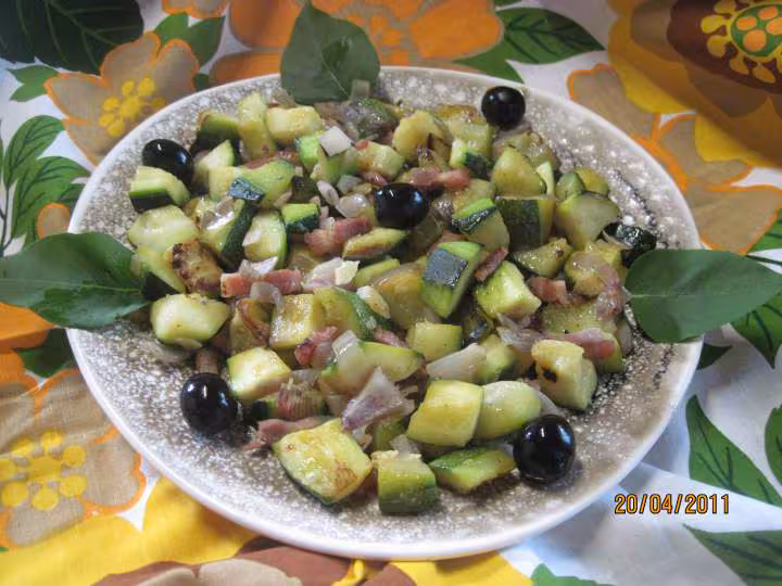 Sautes les cubes de courgettes aux echalotes