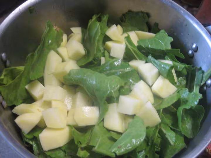 Soupe de feuilles de blette et pommes de terre