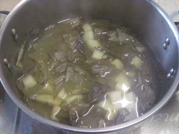 Soupe de feuilles de blette et pommes de terre