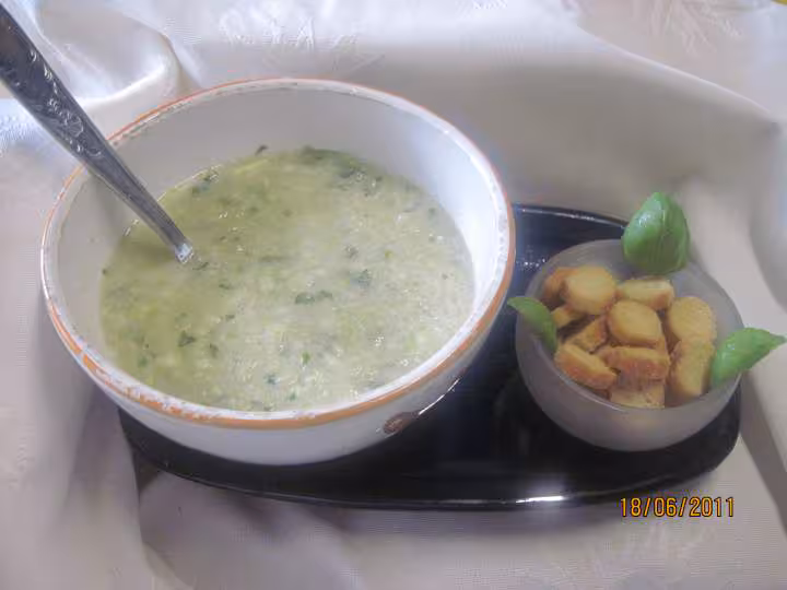 Soupe de p de terre courgettes au basilic amp creme au mo