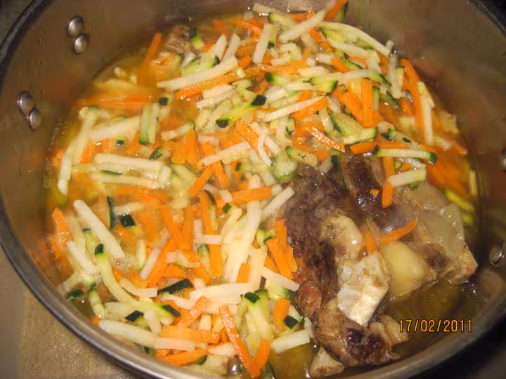 Soupe de plat de cote aux legumes de julienne
