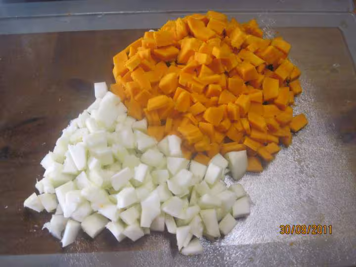 Soupe de potiron aux des de patisson blanc