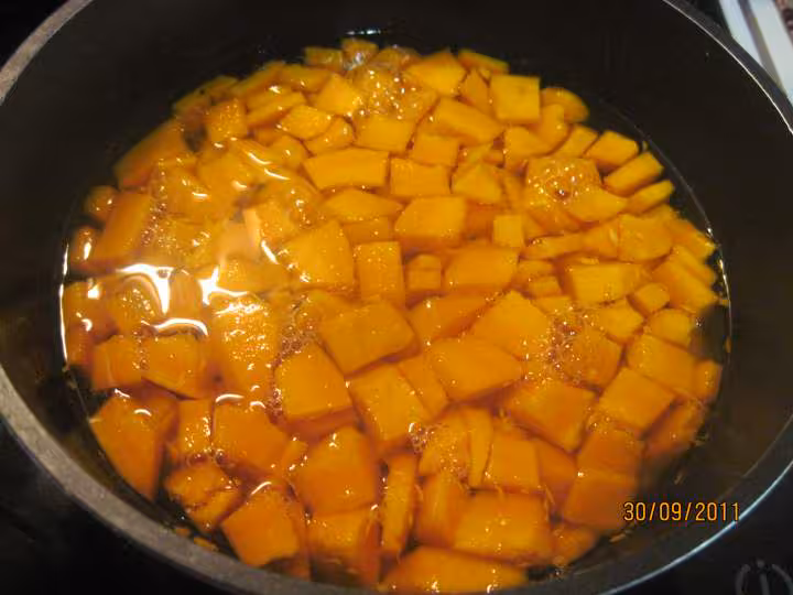 Soupe de potiron aux des de patisson blanc