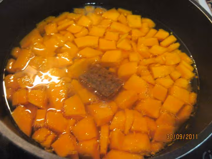 Soupe de potiron aux des de patisson blanc
