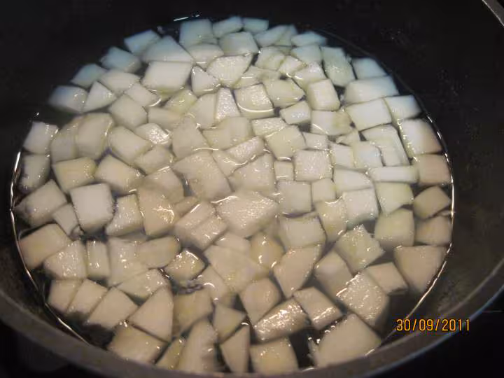 Soupe de potiron aux des de patisson blanc