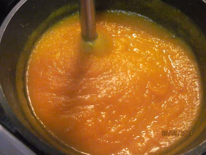 Soupe de potiron aux des de patisson blanc