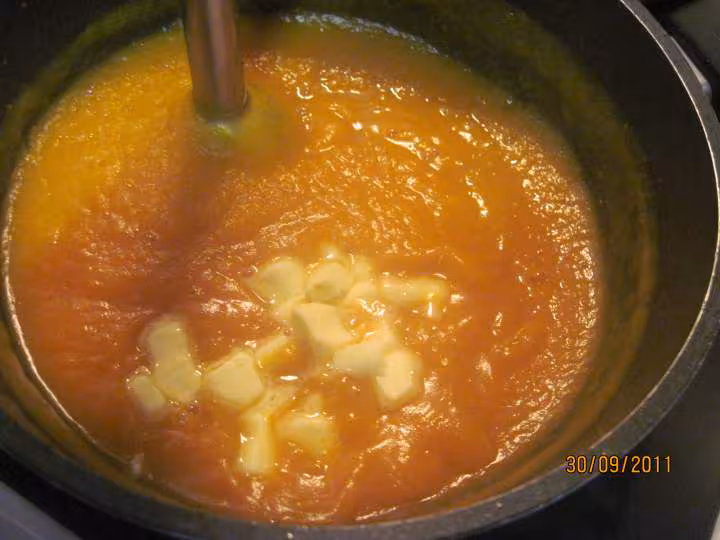 Soupe de potiron aux des de patisson blanc