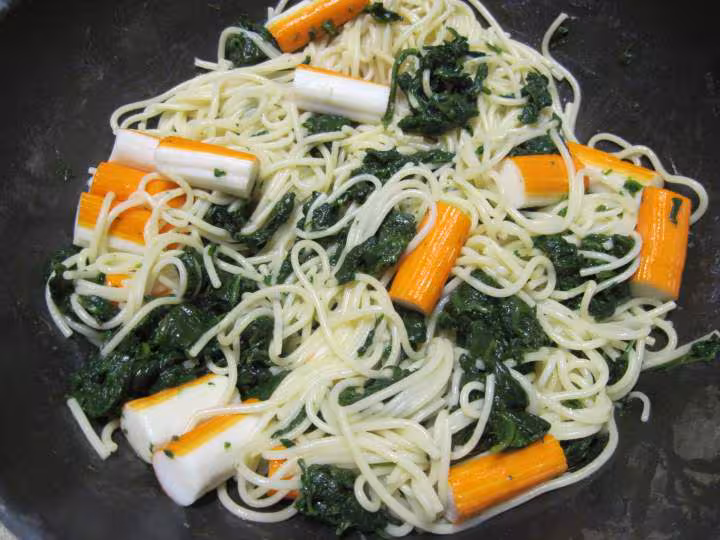 Spaghetti aux epinards et surimi