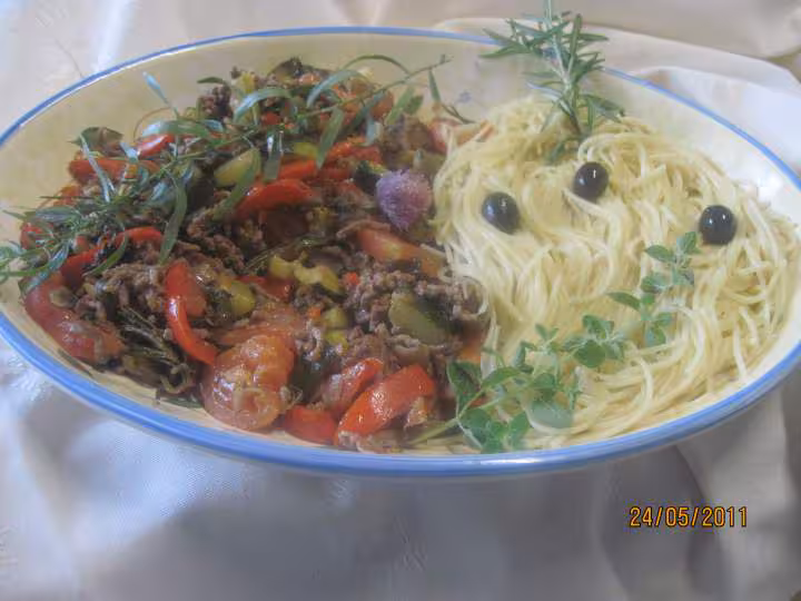 Spaghetti aux legumes et viande de boeuf hache
