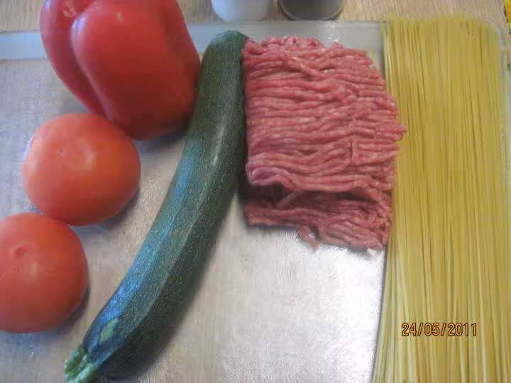 Spaghetti aux legumes et viande de boeuf hache