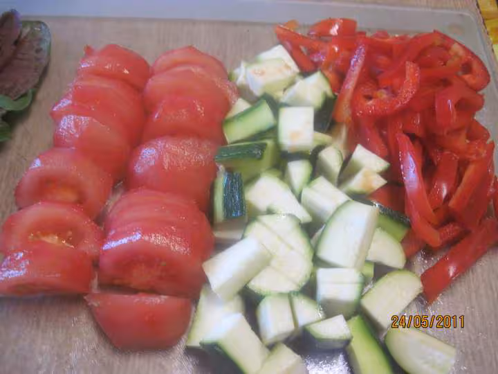 Spaghetti aux legumes et viande de boeuf hache