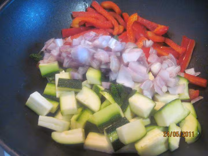 Spaghetti aux legumes et viande de boeuf hache