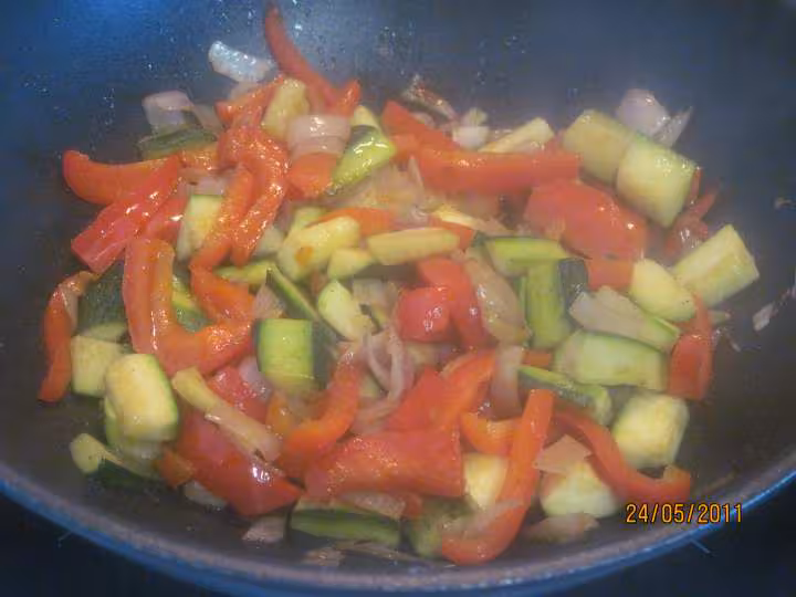 Spaghetti aux legumes et viande de boeuf hache
