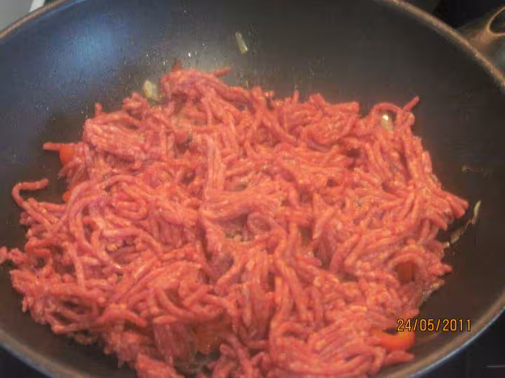 Spaghetti aux legumes et viande de boeuf hache