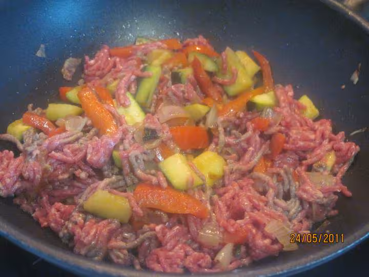 Spaghetti aux legumes et viande de boeuf hache