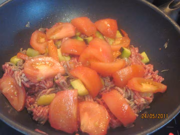 Spaghetti aux legumes et viande de boeuf hache