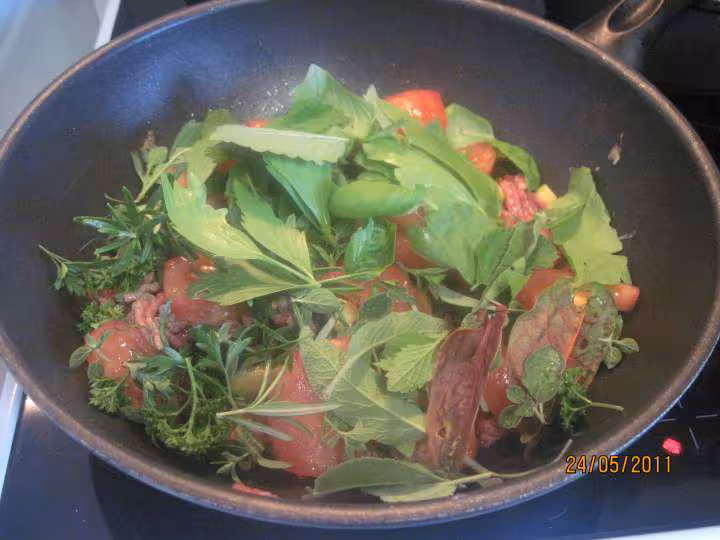 Spaghetti aux legumes et viande de boeuf hache