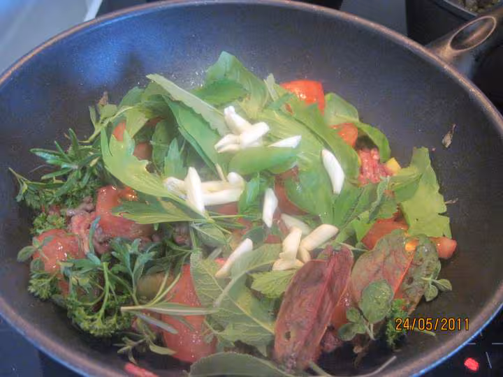 Spaghetti aux legumes et viande de boeuf hache