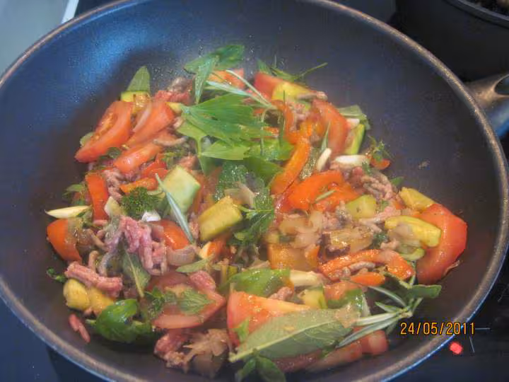 Spaghetti aux legumes et viande de boeuf hache