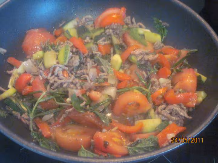 Spaghetti aux legumes et viande de boeuf hache