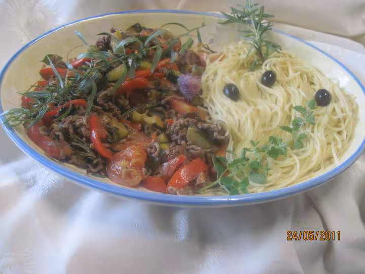 Spaghetti aux legumes et viande de boeuf hache