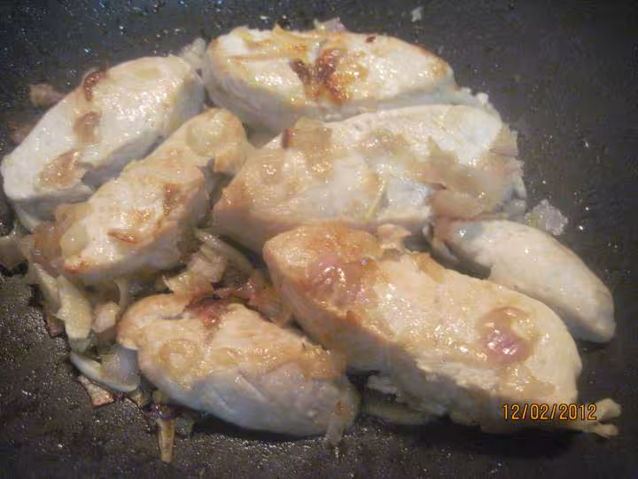 Steaks de dinde garnis a la creme safranee