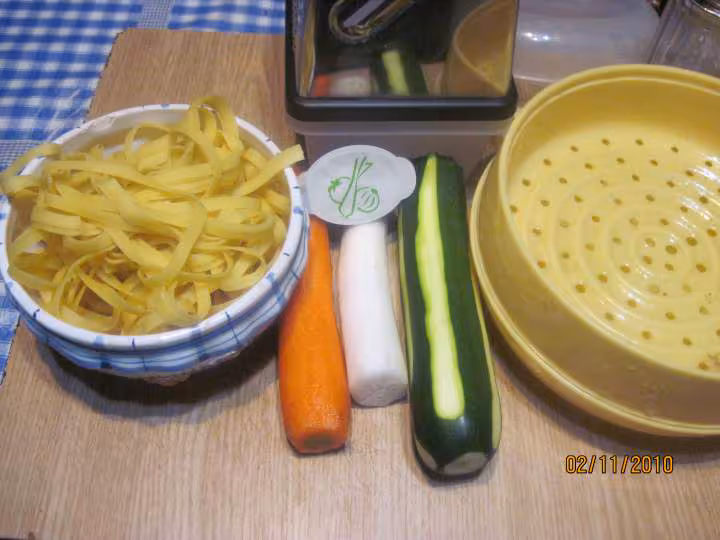 Tagliatelle en lamelles de legumes et crevettes roses
