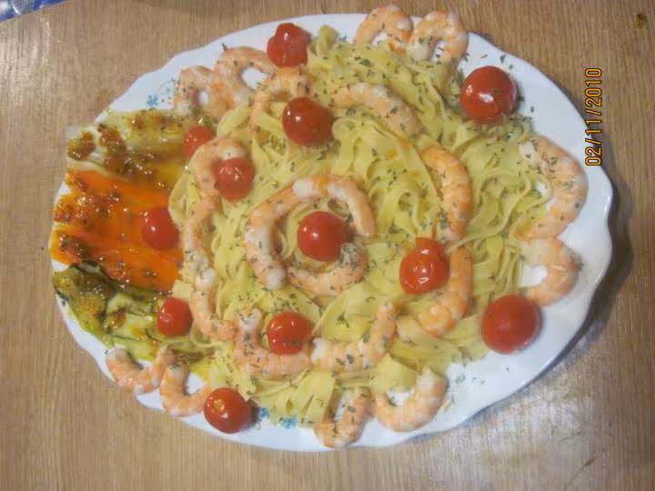 Tagliatelle en lamelles de legumes et crevettes roses