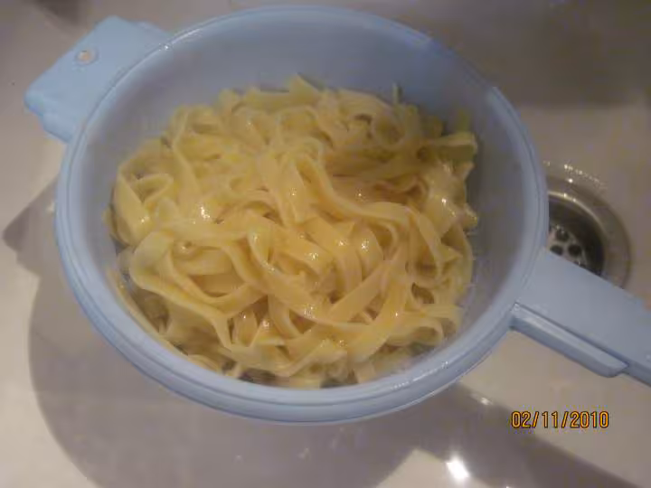 Tagliatelle en lamelles de legumes et crevettes roses