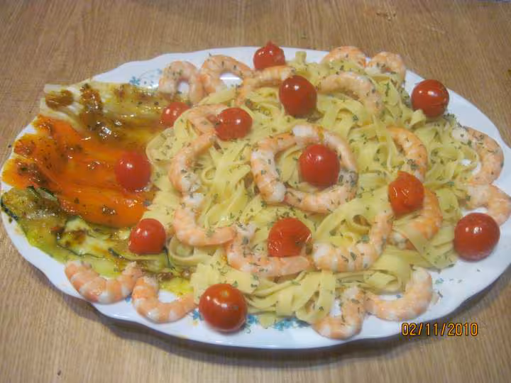 Tagliatelle en lamelles de legumes et crevettes roses