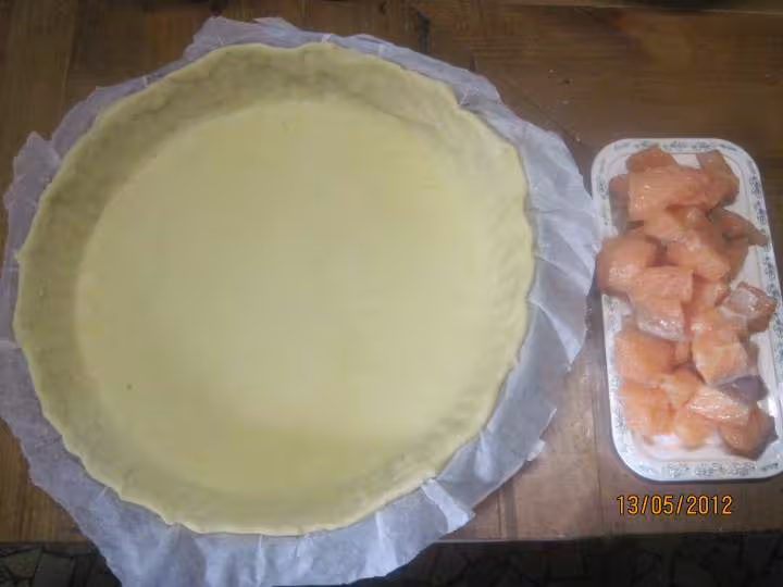 Tarte aux oignons et des de saumon rose