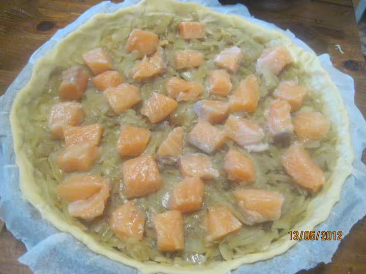 Tarte aux oignons et des de saumon rose