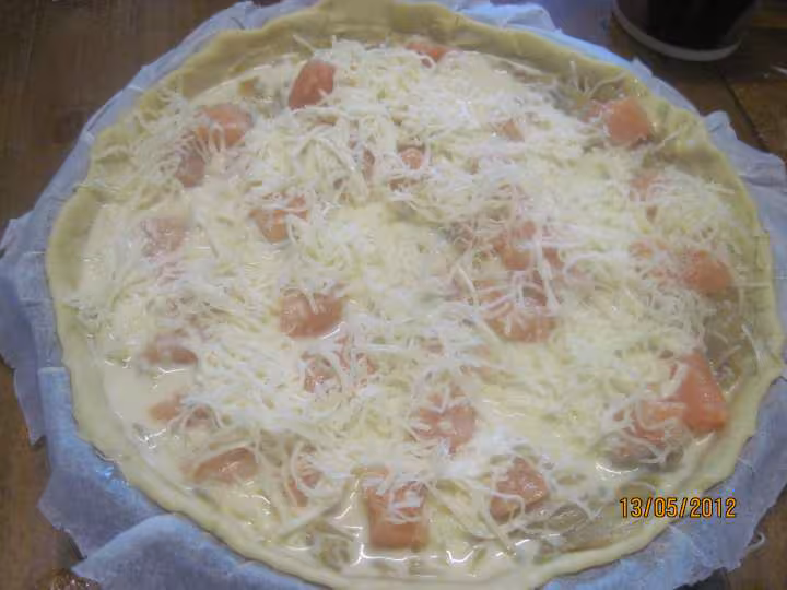 Tarte aux oignons et des de saumon rose