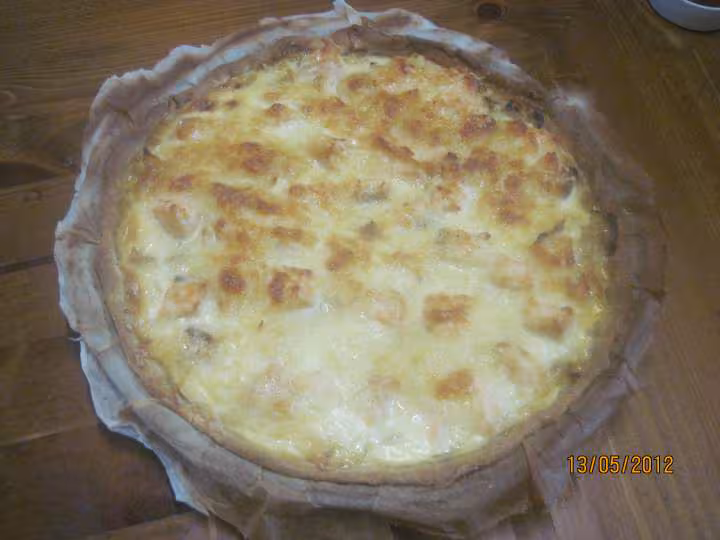 Tarte aux oignons et des de saumon rose