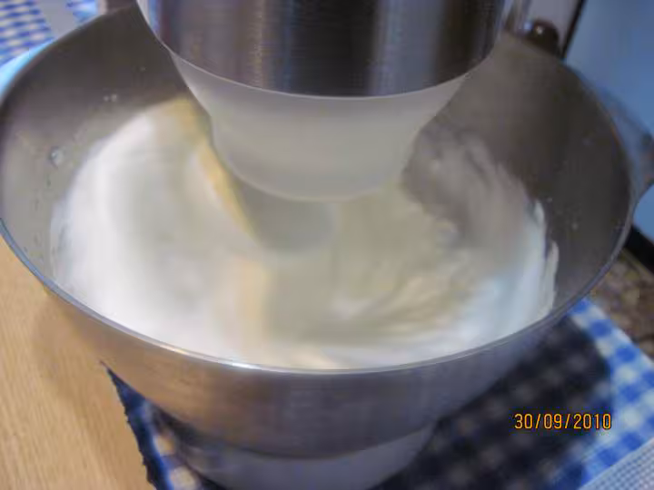 Tarte aux quetsches creme d amande meringuee