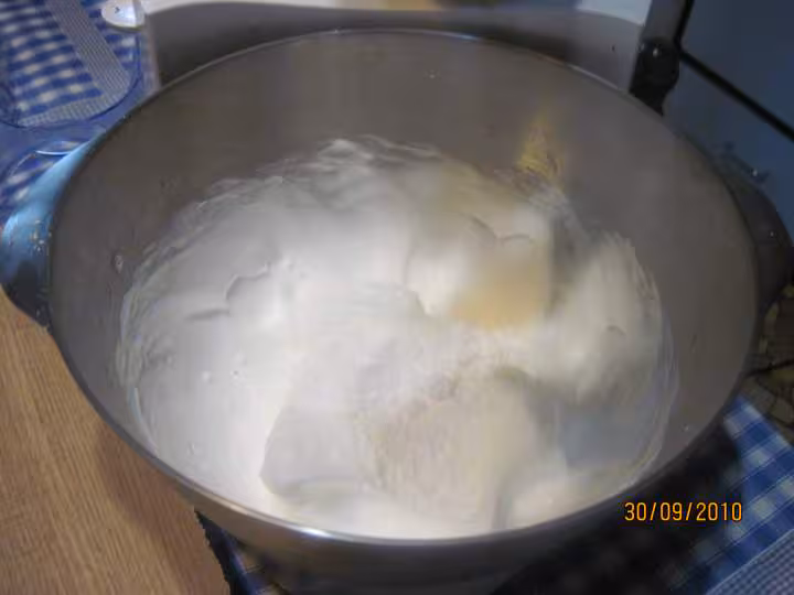 Tarte aux quetsches creme d amande meringuee