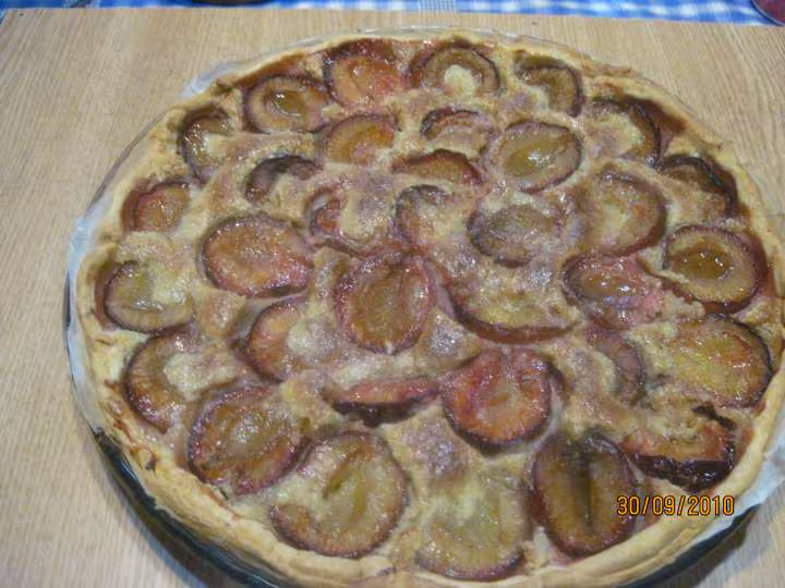 Tarte aux quetsches creme d amande meringuee
