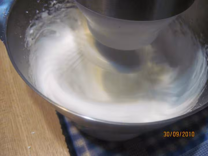 Tarte aux quetsches creme d amande meringuee