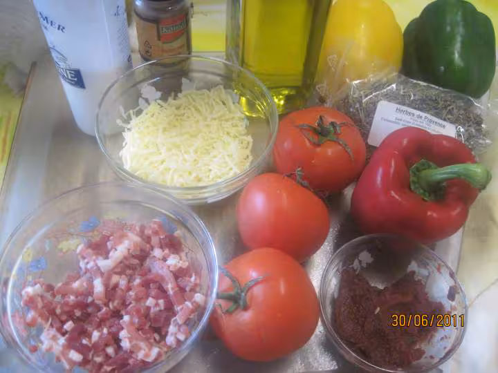 Tarte facon pizza aux poivrons et lardons fumes